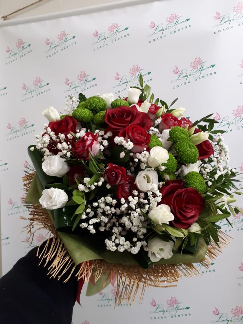 Букеты владивосток. Цветы хабаровск. Букеты владивосток. Шарообразный букет. Букет для встречи коллеги с аэропорта.